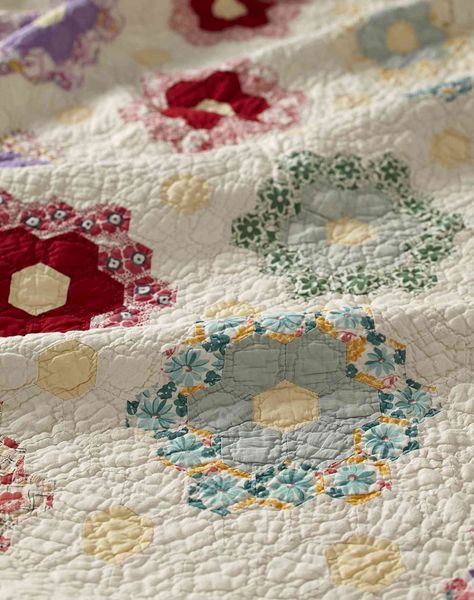 Antique Quilts: How to Buy, Repair, Wash, and Store Vintage Finds Antique Quilts Patterns, Historical Quilts, Hexie Quilts, Quilts Bedding, Hexagon Quilts, Quilts Vintage, Quilt Tips, Quilt Care, Heirloom Quilt