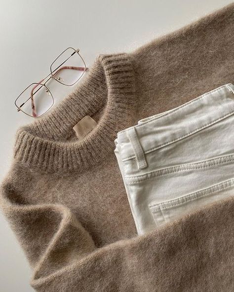 ℳ.𝒶𝓇𝓉.𝒜 on Instagram: “Warm 🤍 . . . #sweater #sweaterweather #hmxme #flatlay #flatlaystyle #moherowysweter #moher #teamlessismore #capsulewardrobe #style…” Flat Lay Photography Clothing, Flat Lay Photography Fashion, Flatlay Clothes, Anthropologie Clothing, Scrub Corpo, Cosy Outfit, Denim Ideas, Flatlay Styling, Flat Lay Photography