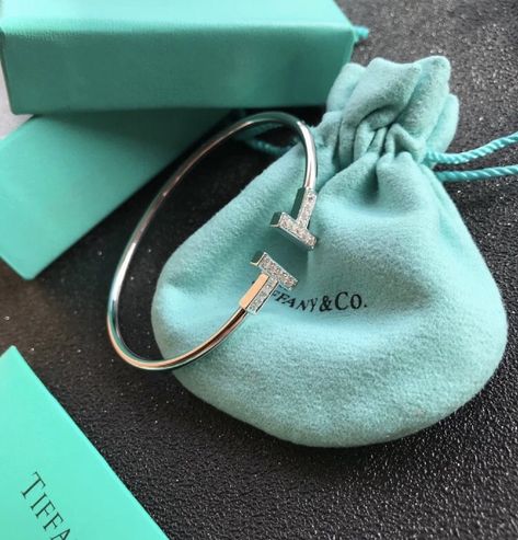 Tiffany And Co T Bracelet, Gold Jewelry Tiffany, Tifanny Co Bracelet, Tiffany & Co, Tiffany Jewellery, قلادات متدلية, Tiffany Bracelet, Tiffany Co Rings, Tiffany And Co Bracelet