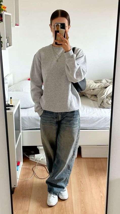 Winter New Balance Outfit, Womens Skater Outfits, Baggy Jean Aesthetic, Black Washed Out Jeans Outfit, Outfits With Gray Shirt, Sneaker Fits Women, Baggy Jeans With Sweater, Jeans And Grey Sweater Outfit, Outfit With Grey Sweater