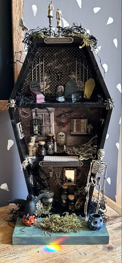 Mini Horror House, Diy Halloween Doll Decorations, Spooky Diorama Ideas, Diy Mini Haunted House Ideas, Spooky Miniature Scenes, Halloween Miniatures Scene, Mini Scenes Dioramas, Halloween Diaroma Ideas, Haunted Miniature Dollhouse