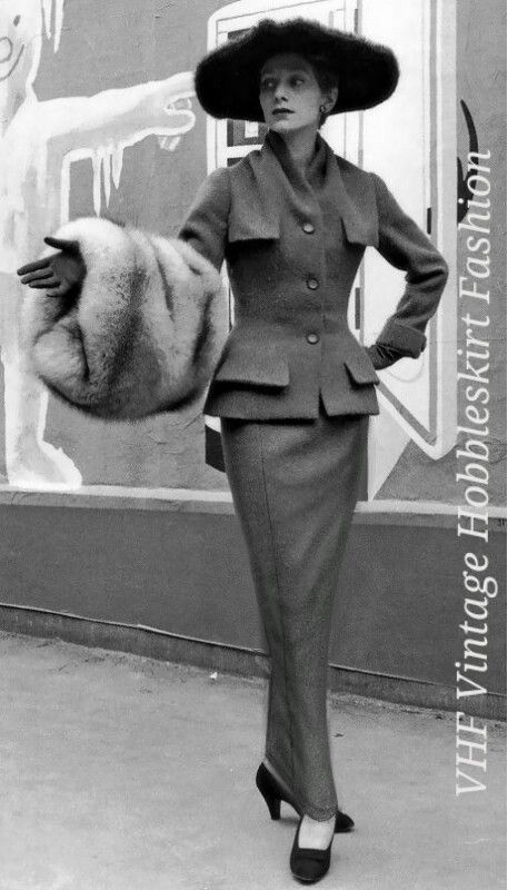 Hobble skirt: These were skirts worn from 1909 to 1911, which were narrow, straight and single or multilayered. They were so tight that women could barely take a full step. 1950 Style, Hobble Skirt, 1950 Fashion, Glamour Vintage, Look Retro, Fashion 1950s, Vintage Suits, 1950s Style, Retro Mode