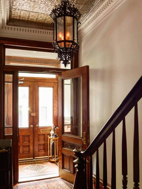 A Victorian Townhouse in New York's Meatpacking District by Kati Curtis Design | 1stDibs Victorian Entryway, Brownstone Brooklyn, Townhouse Decorating, West Village Townhouse, New York Townhouse, Nyc Townhouse, Townhouse Interior, Victorian Townhouse, Victorian Interior