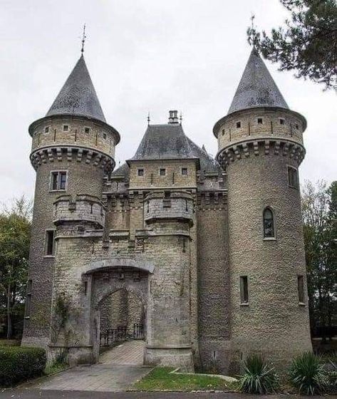 Water Castle, Old English Cottage, Castle Fortress, Castles In Europe, Chateaux Interiors, Castle Gate, Castles Around The World, Old Castle, French Castles