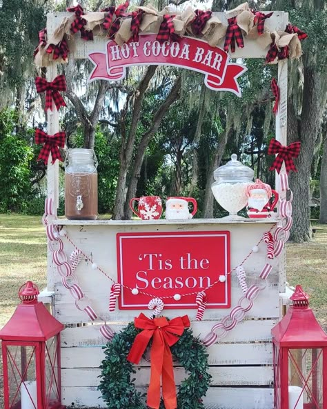 Christmas Decorations Diy Hot Cocoa Bar, Hot Chocolate Stand Christmas, Christmas Food Stall Ideas, Hot Coco Stands Ideas, Santa Setup Ideas, Hot Cocoa Stand Christmas Pictures, Christmas Trade Show Booth Ideas, Pallet Hot Cocoa Stand Diy, Christmas Farmers Market Booth