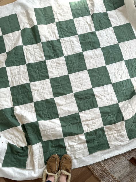 How to make: A Checkered Squares Quilt — Joz Makes Quilts Easy Quilts For Beginners Step By Step, Quilt For Beginners Easy, Easiest Quilt Ever, Grandma Quilt Aesthetic, How To Make A Twin Size Quilt, Quilts Patterns Beginner, Easy King Quilt Pattern, Starter Quilt Patterns, Easy Beginner Quilting Projects