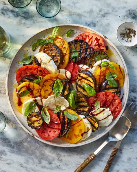 Eggplant Caprese, Recipes Eggplant, Caprese Recipes, Cleaner Eating, Grilled Eggplant, Summer Salad Recipes, Juicy Tomatoes, Savoury Recipes, Eggplant Recipes