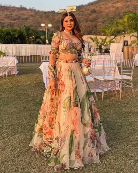 Fashion Influencer Aashna Shroff is having her sunset lehenga moment and we can't take our eyes off her 😍 @aashnashroff Follow @wishnwed for more such lehenga inspiration. #Bridesmaids #BridesmaidOutfits #weddinginspo #sistergoals #dancevideo #bridesister #bridaldetails #bridaljewellery #redlehenga #bridalportraits #bridalphotography #bridallehenga #bridalfashion #weddingphotography #instagramreels #feelkaroreelkaro #reelkarofeelkaro #reelitfeelit #pakistanibride #pakistaniwedding #bollywo... Lehenga Floral, Indian Outfits Modern, Lehenga Inspiration, Indian Bridesmaid Dresses, Bridesmaid Lehenga, Simple Lehenga, Trendy Outfits Indian, Floral Lehenga, Desi Wedding Dresses