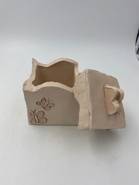 Pottery Box Ideas Ceramic Art, Clay Boxes With Lid Aesthetic, Ceramic Box Ideas High Schools, Stiff Slab Ceramics, Clay Box Designs, Ceramics Slab Box Ideas, Ceramics Box With Lid, Slabs Ceramics, Pottery Boxes With Lids Ideas