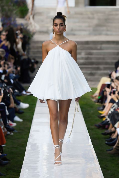 See every look from Jacquemus' spring 2019 collection. Haute Couture Style, Paris Mode, Moda Paris, Mode Inspo, Fashion Runway, Mode Inspiration, Runway Looks, Summer 2019, Fashion Week Spring