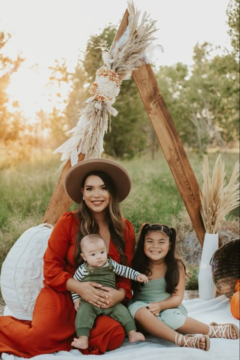 Fall Family Photos Mini Sessions, Triangle Arch Photoshoot, Xmas Mini Session Ideas Outdoors, Triangle Arch Fall Photoshoot, Fall Photo Shoot Set Up, Boho Outdoor Photoshoot Setup, Fall Photoshoot Setup Ideas Indoor, Boho Fall Mini Session Ideas, Boho Photo Props