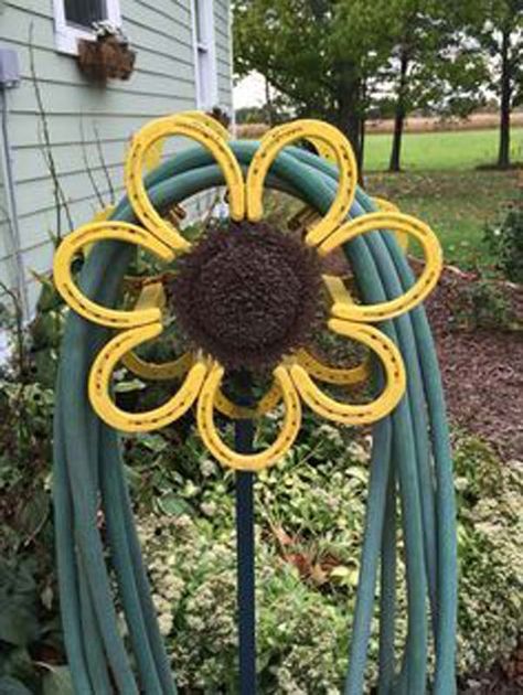 Horseshoe Crafts Projects, Garden Hose Holder, Welding Crafts, Horseshoe Projects, Horseshoe Decor, Horseshoe Crafts, Welding Art Projects, Hose Holder, Horseshoe Art