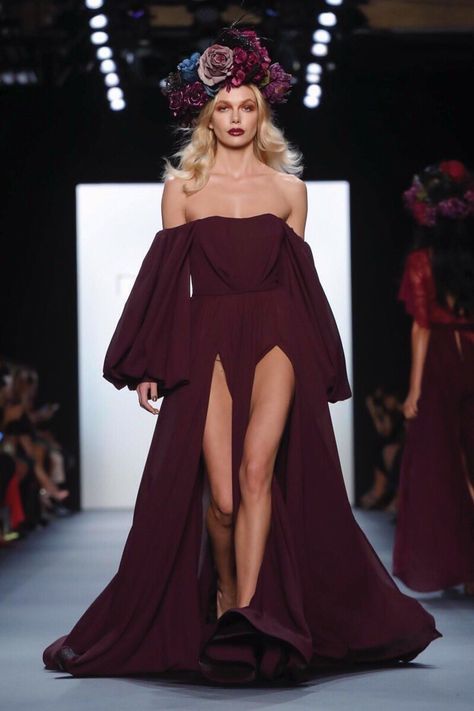 Vestidos Color Vino, Fashion Runway Show, Michael Costello, Fashion Show Images, Live Fashion, Spring Summer 2017, Large Fashion, New York Fashion Week, New York Fashion