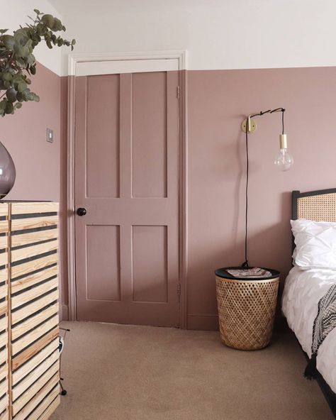 Farrow And Ball Bedroom, Sulking Room Pink, Dusty Pink Bedroom, Pink Bedroom Walls, Pink Paint Colors, Feature Wall Bedroom, Pink Living Room, Bedroom Wall Colors, Gorgeous Bedrooms