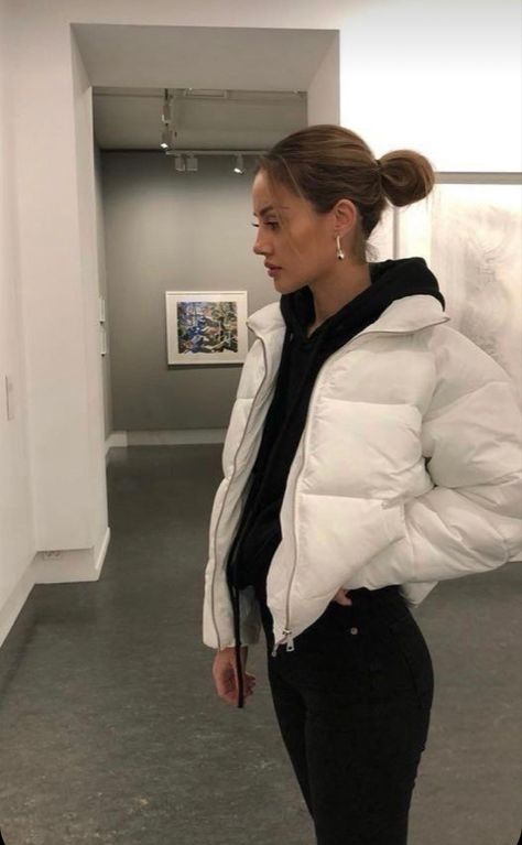 White Puffer Jacket Outfit, Puffer Jacket Outfits, Puffer Outfit, Winter Jacket Outfits, White Puffer Jacket, Sweat Gris, Outdoor Streetwear, Puffer Jacket Outfit, Modest Casual Outfits