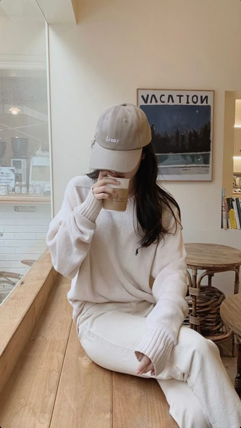 Winter Outfits With Baseball Cap, Cap Poses Women, Cap Outfit Aesthetic, Baseball Cap Outfits For Women, Cap Outfit Winter, Casual Photoshoot, Korean Winter Outfits, Comfy Outfits Winter, Outfit Korean Style