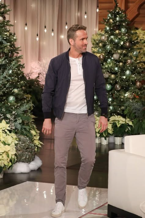 Ryan Reynolds Fall Fashion, Ryan Reynolds Clothes, Ryan Reynolds Fashion Style, Ryan Reynolds Style Outfits, Ryan Reynolds Style 2023, Ryan Reynolds Street Style, Outfits For Tall Guys, Ryan Reynolds Aesthetic, Ryan Reynolds Fashion