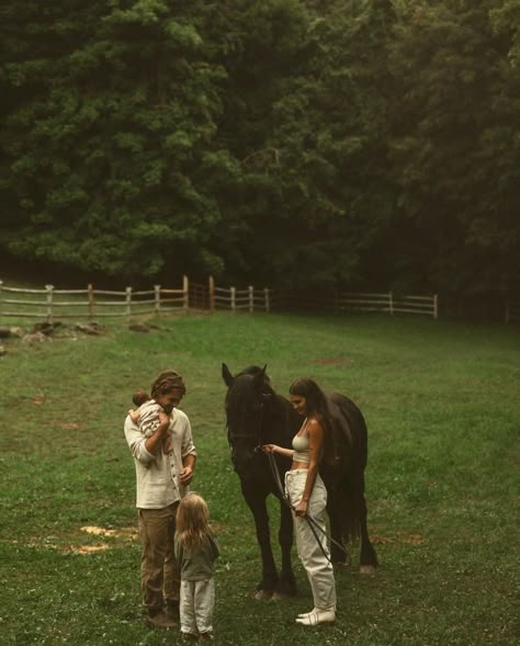 House With Animals Aesthetic, Instagram Family Photos, Family Horse Photoshoot, Country Family Aesthetic, Family Life Aesthetic, Country House Aesthetic, Country Life Aesthetic, Future Life Aesthetic, Family Core