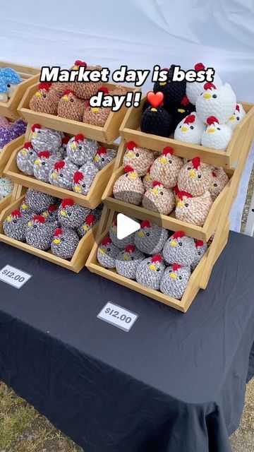 Fall Market Table Display, Plushie Vendor Display, Tabletop Display Craft Fairs, Bazaar Set Up Ideas Booth Displays, Market Displays Booth Ideas Crochet, Crochet Bazaar Ideas Craft Fairs, Crochet Craft Fair Display Ideas, Crochet Vender Display, Craft Fair Crochet Display