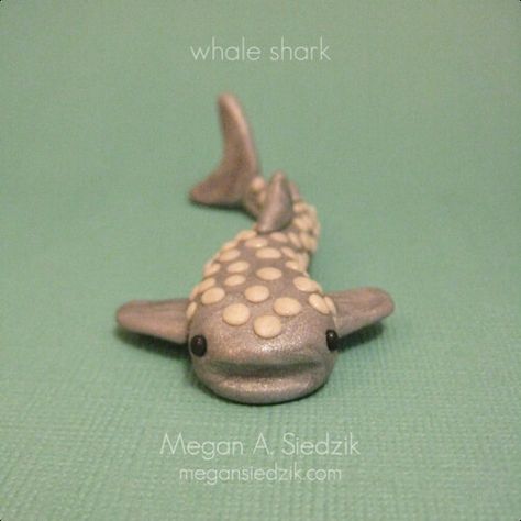 Clay Shark Easy, Air Dry Clay Sea Animals, Easy Clay Charms, Mini Clay Figures, Clay Sea Animals, Easy Clay Animals, Sculpey Clay Ideas, Modelling Clay Ideas, Animals Polymer Clay