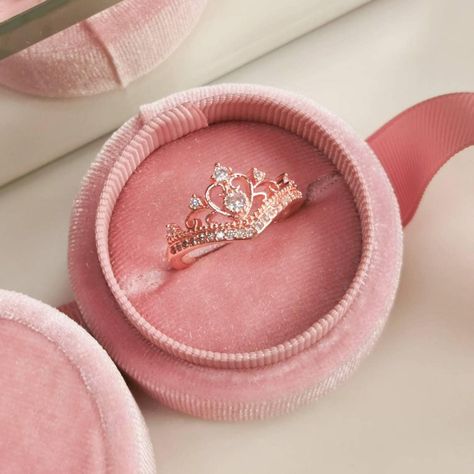 Beautiful princess crown style ring. Available in three sizes Please note: Ring box is shown for picture purpose only. The ring will come in a branded pouch. Rose Gold Princess, Crown Ring Princess, Bridal Necklace Designs, Tiara Ring, Pretty Jewelry Necklaces, Cute Engagement Rings, Princess Ring, Princess Tiara, Tiara Crown