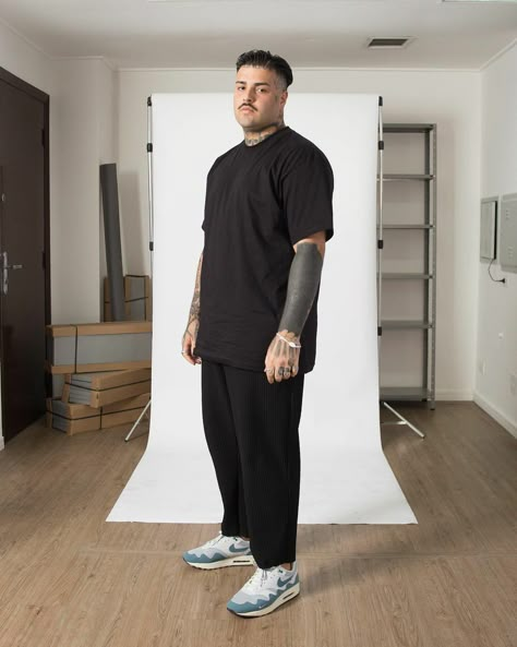 Plus Size Guy Outfits, Converse Black Outfit, Thick Men Fashion, Fat Man Fashion, Chubby Guy Outfits, Big Guy Outfits, Big Guy Fashion, Grunge Outfits Men, Plain Aesthetic