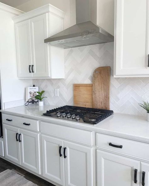 Herringbone Backsplash Kitchen, Backsplash Kitchen White Cabinets, Backsplash For White Cabinets, White Kitchen Backsplash, Gray And White Kitchen, White Kitchen Remodeling, Kitchen Backsplash Designs, Organizing Hacks, White Kitchen Design