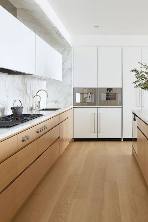 Keep hardware to a minimum. Minimalist interior designers question the need for every item, including hardware. Take cues from this blonde wood kitchen and choose cupboards with indentations... Outdoor Kitchen Countertops, Big Kitchen, 아파트 인테리어, Versace Home, Kitchen Room Design, Kitchen Trends, Luxury Kitchens, Counter Tops, Minimalist Kitchen