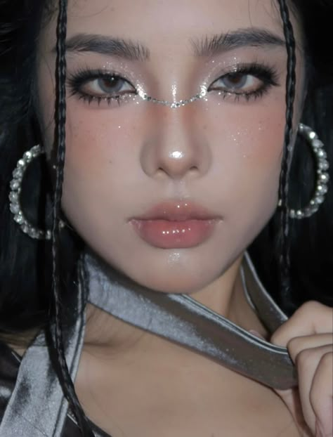 Makeup Look For Concert, Chain Eye Makeup, Gems Makeup Look, Y3k Makeup, Concert Makeup Ideas, Cybercore Makeup, Aespa Makeup, Douyin Beauty, Metallic Eye Makeup