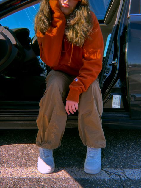 Champion Hoodie Outfit Aesthetic, Orange Hoodie Outfit Aesthetic, Orange Fleece Outfit, Orange Hoodie Aesthetic, Velvet Hoodie Outfit, Brown Sweatpants Outfit, Orange Hoodie Outfit, Chill Winter Outfit, Chill Streetwear