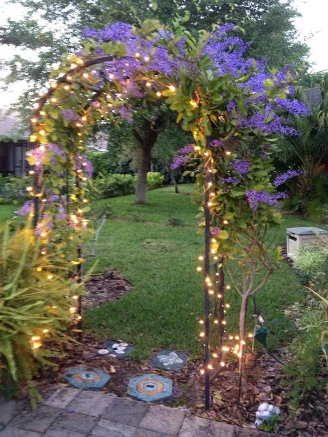 Secret Garden Archway, Flower Garden Arch, Patio Archway, Garden Memorial Ideas, Arch In Garden, Garden Archway Ideas, Flower Arch Garden, Enchanted Garden Backyard, Garden Arches Ideas