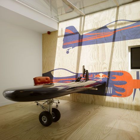 Airplane Wing Desk - Red Bull Amsterdam Office by Sid Lee Architecture Aviation Office, Cv Original, Aviation Decor, Creative Office, Cool Art Projects, Office Office, Office Designs, Private Office, Working Space