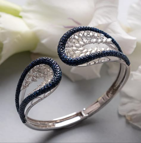 Diamond Kada Bangles, Diamond Kada, Kada Bangles, Bamboo Jewelry, Brooch Design, Oval Bangle, Gift Baskets For Him, Lock Bracelet, Bridal Necklace Designs