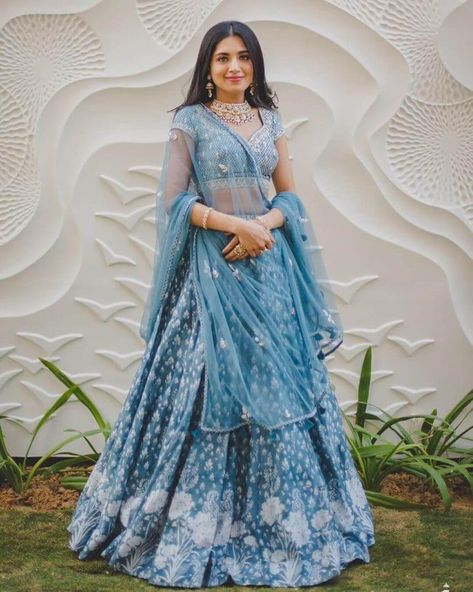 Unique And Trending Dupatta Draping Ideas For Brides! Blue Bridal Lehenga, Lehenga Color Combinations, Sabyasachi Lehenga Bridal, Dupatta Draping, Latest Bridal Lehenga, Bridal Dupatta, Sabyasachi Lehenga, Blue Lehenga, Heavy Embroidery