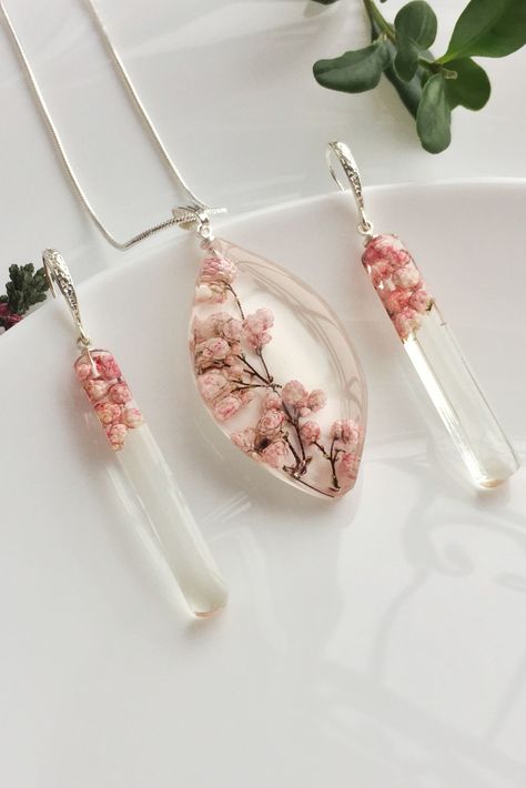 Resin Flower Pendant, Resin Art Necklace, Resin Flower Earrings, Resins Ideas, Resin Necklace Ideas, Resin Pendant Ideas, Resin Earrings Diy, Resin Earrings Ideas, Resin Art Pendant