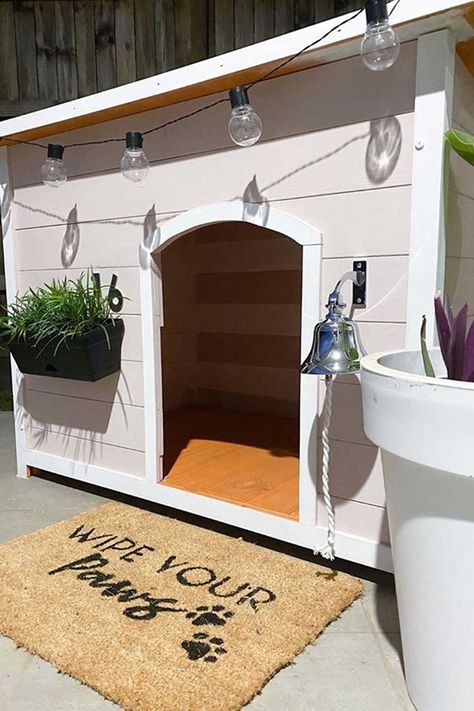 Kennel Ideas Outdoor, Dog Room Decor, Katt Grejer, Kennel Ideas, Dog Bedroom, Puppy Room, Dog House Plans, Outdoor Dog House, Outside Dogs