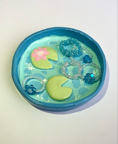 Jewelry Dish With Ring Holder, Diy Ring Holder Dish, Clay Sculpture Jewelry Holder, Cute Jewelry Holders Diy Clay, Air Dry Clay Ideas Ring Holder, Clay For Jewelry Holder, Air Dry Clay Ideas Diy Jewelry Dish, Clay Ring Dish Diy, Clay Jewelry Holder Ideas