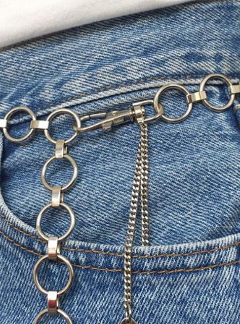 Chain Belts, Chain Belt, Jewelry Inspo, 2000s Fashion, Instagram Foto, Belts For Women, 90s Fashion, Body Jewelry, The Back