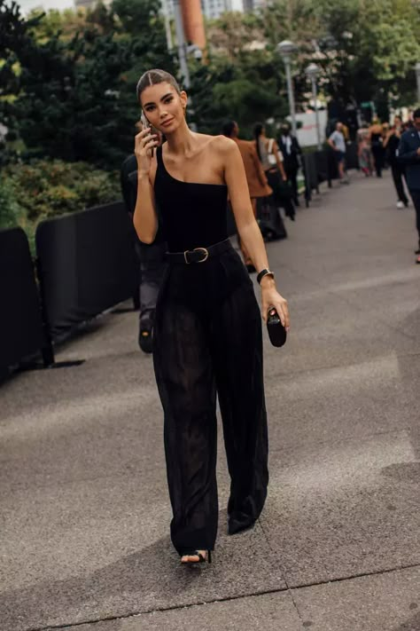 Elegante Casual, Looks Black, All Black Outfit, Fashion Week Street Style, Casual Style Outfits, Spring 2024, Style Blog, Outfits Casuales, Black Outfit