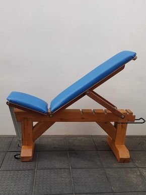 Wooden Gym Bench, Gym Bench Diy, Diy Gym Bench, Wooden Gym Equipment, Diy Weight Bench, Crossfit Home Gym, Homemade Gym Equipment, Gym Bench, Home Made Gym