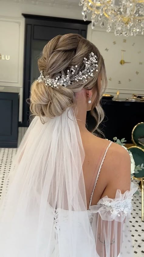 handesubasoglustudio on Instagram: Love natural bride Hairstyle 🤍 By @aysekaya_____ 🤍 #hairstyle #natural #naturalhair #bridehair Wedding Hairstyles Updo With Headpiece, Bridal Upstyles With Veil, Bridal Updo With Crown And Veil, Wedding Hairstyles Hair Up, Wedding Updo With Crown, Updo Bridal Hair With Veil, Simple Bridal Updo With Veil, Hairdo Wedding The Bride, Wedding Bride Hairstyles Updo