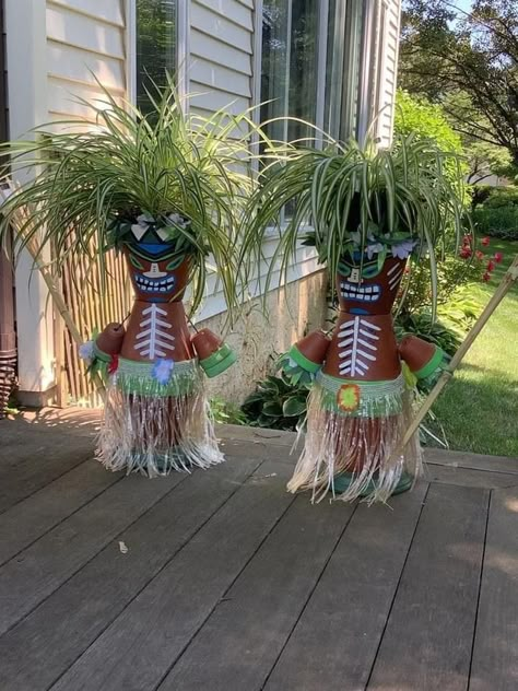 Tiki Bar Painting Ideas, Backyard Luau Party Ideas Diy, Tiki Planters Pots, Diy Tiki Hut For Party, Tiki Porch Ideas, Tiki Hut Decorations, Tropical Patio Decor, Tiki Bar Decor Ideas, Tiki Backyard Ideas