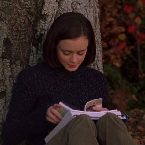 7 Reasons Fall Is The Best Season For Reading Gilmore Girls Fashion, Gilmore Girls Outfits, Rory And Jess, Margaret Mitchell, Dorothy Parker, Gilmore Girl, Samuel Beckett, William Faulkner, Harper Lee