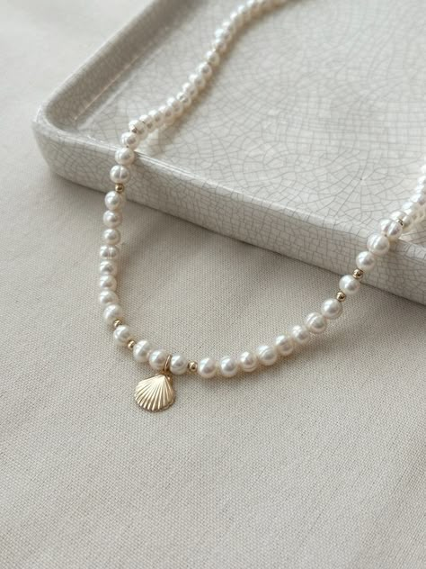 Beachy Pearl Necklace, Pearl Beach Necklace, Handmade Jewelry Pearls, Jewellery Beads Handmade, Pearl Necklace With Charm, Pearl Shell Necklace, Pearl Necklace With Pendant, Summer Beaded Jewelry, Beads Jewellery Designs