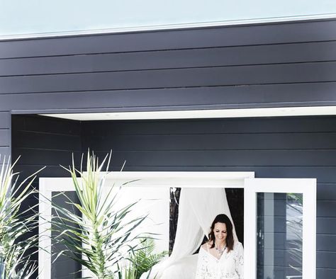 Beach boho: this coastal home nails white-on-white design Exterior Cladding Ideas, Cladding Ideas, Cedar Cladding, House By The Sea, Coastal Bedrooms, Beach House Interior, Exterior Cladding, Beach House Design, Dream Beach