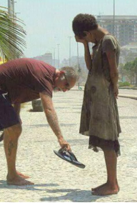 Good people are out there. I've actually done this. That poor girl at Virginia Beach, I still think of her and hope she has found happier times. Helping People Quotes, Seth Godin, Robin Sharma, Human Kindness, Faith In Humanity Restored, Humanity Restored, Kindness Matters, Skateboarder, Pictures Of People