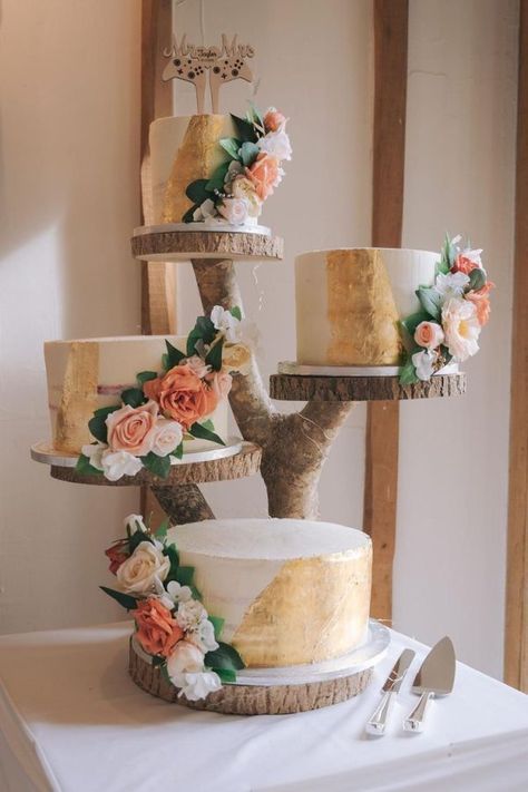 Large Cake Log Stand Rustic Wooden Cake Stand, Wedding Cake On Wooden Stand, Log Cake Stand Wedding, Diy Rustic Cake Stand, Wedding Cake On Stand, Wooden Cake Stand Wedding, Rustic Theme Wedding Cake, Quinceañera Cake Ideas, Twig Trellis