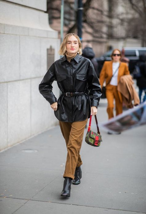 100+ Street Style Shots to Inspire Your Winter Look (Because You Deserve Better Than a Sweater and Jeans) Winter Street Style 2020, Belted Jacket Outfit, Outfit Minimalista, Leather Jacket Street Style, Sporty Chic Outfits, Red Wide Leg Pants, Leather Jacket Outfit, Black Leather Coat, Black Cropped Pants