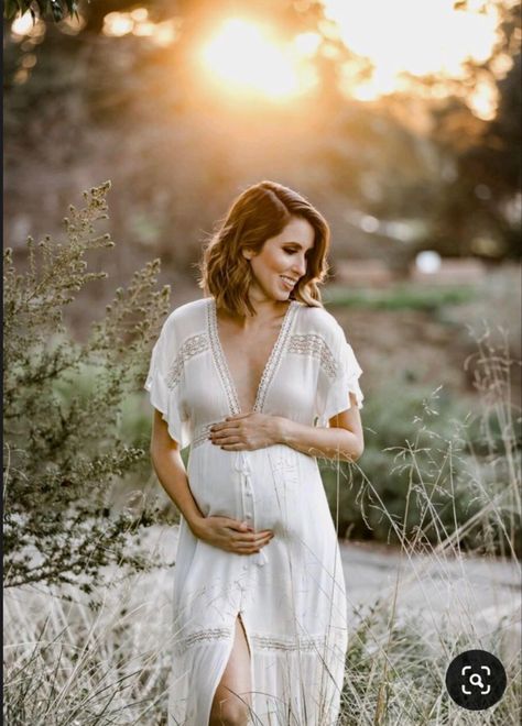 Walking Outfits Summer, Sunset Maternity Photography, Maternity Photography Winter, Couple Maternity Poses, Maternity Shoot Outfit, Mother Hood, Maternity Photography Family, Pregnant Fashion, Maternity Photography Poses Outdoors