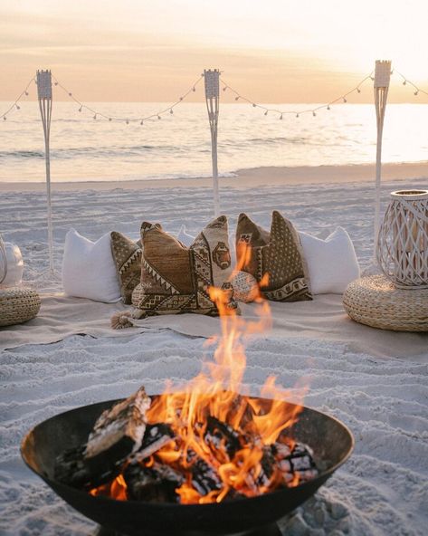 CC.BOONE | APRÉS BEACH LIFESTYLE Beach Bonfire Party Ideas, Beach Bonfire Party, Beach Party Aesthetic, Beach Bonfire Parties, Birthday Bonfire, Beach Dinner Parties, Beach Engagement Party, Beach Fire Pit, Bonfire Ideas